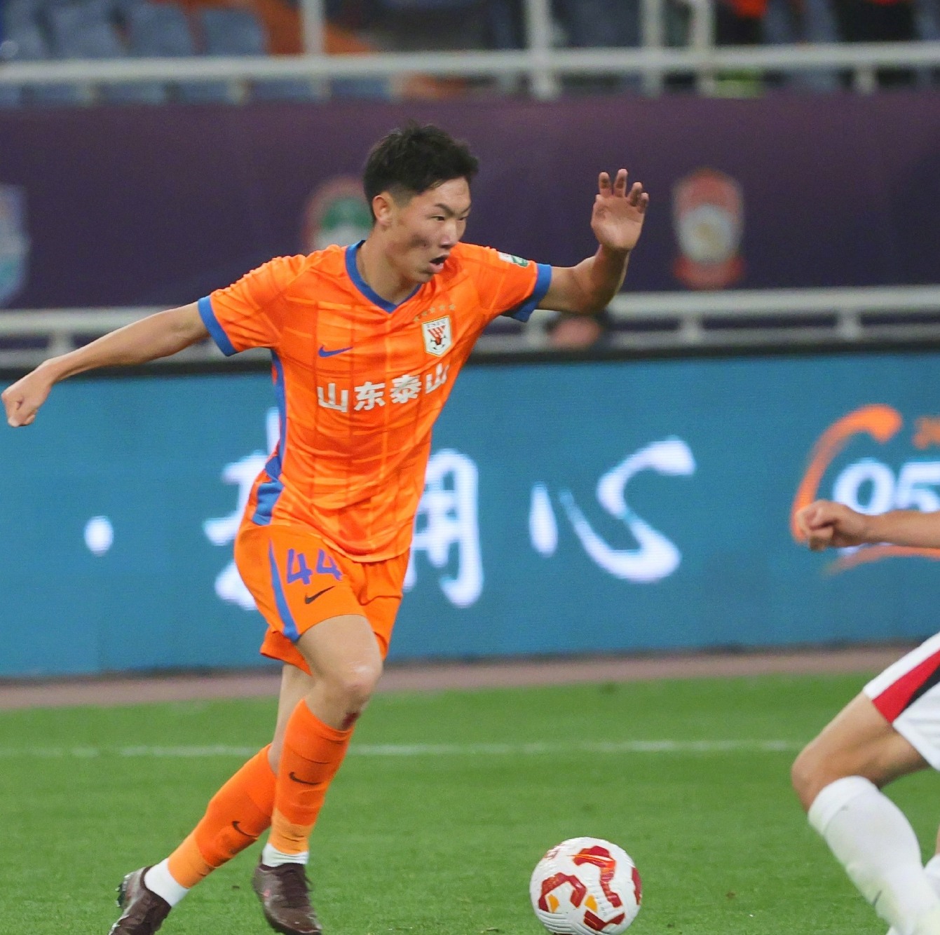 九游电脑版-山东泰山迎国王杯关键赛，冲刺阶段豪取连胜，球迷炸锅，轮换策略成焦点(山东泰山足球比赛直播)